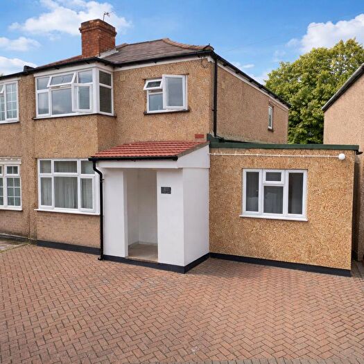 Studio To Rent In Grange Close, Hayes, UB3