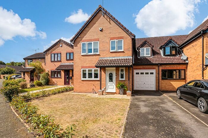 4 Bedroom Link Detached House For Sale In Stirling Way, Welwyn Garden City, AL7