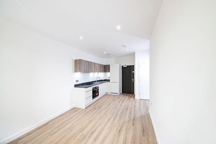 Apartment To Rent In Meadow House, Ashwood Park, RG23