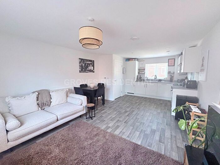 1 Bedroom Maisonette For Sale In Oak Tree Way, Leatherhead, KT24