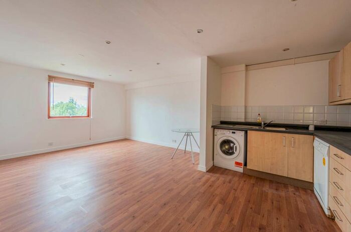 3 Bedroom Flat To Rent In Gaselee Street, Isle Of Dogs, London, E14