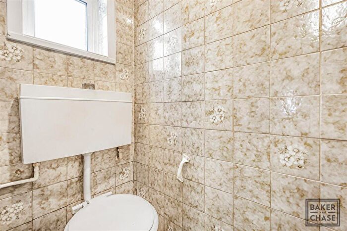 3 Bedroom Terraced House For Sale In Holtwhites Hill, Enfield, EN2