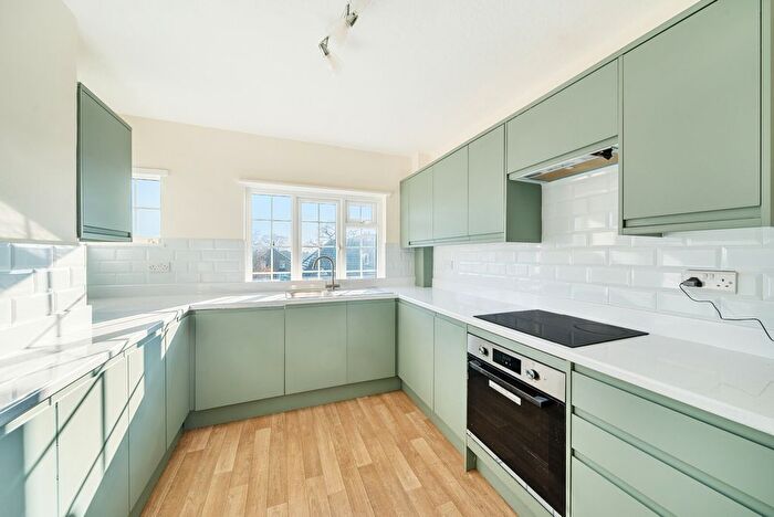 3 Bedroom Flat To Rent In High Street, Shepperton, TW17