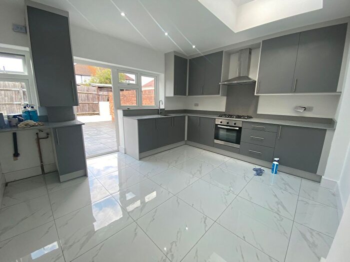 5 Bedroom Semi-Detached House To Rent In Walnut Tree Road, Hounslow, TW5