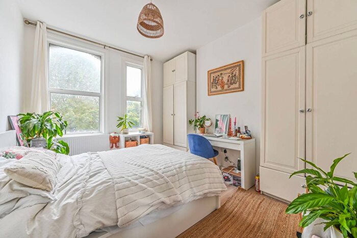 2 Bedroom Flat To Rent In Battersea Park, Battersea, London, SW11