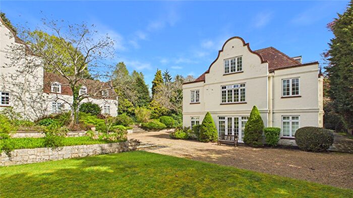 2 Bedroom Flat For Sale In Lightwater, Surrey, GU18