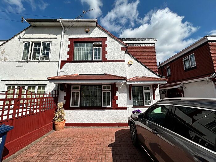 4 Bedroom Property To Rent In Dawlish Avenue, Perivale, Greenford, UB6