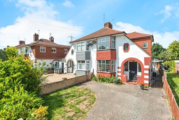 3 Bedroom Semi-Detached House For Sale In Brockenhurst Avenue, Worcester Park, KT4