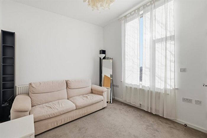 1 Bedroom Apartment For Sale In Ashton House, Canning Town, E16