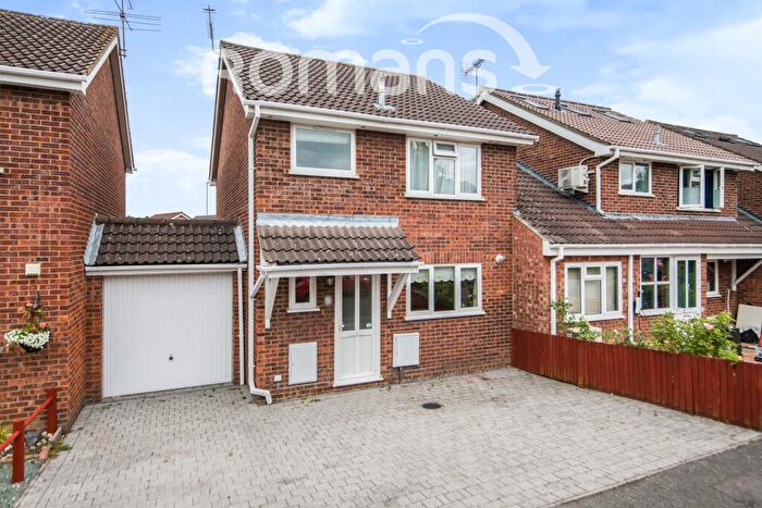 3 Bedroom Detached House To Rent In Barnard Close, Frimley, Camberley, GU16