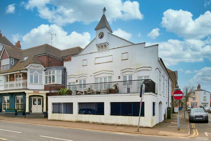 2 Bedroom Flat To Rent In River Bank, East Molesey, KT8