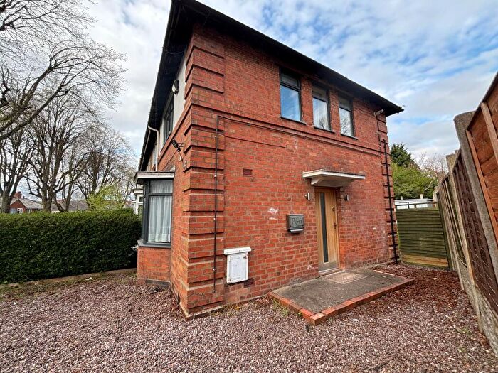 3 Bedroom Semi-Detached House To Rent In Honiton Crescent, B31