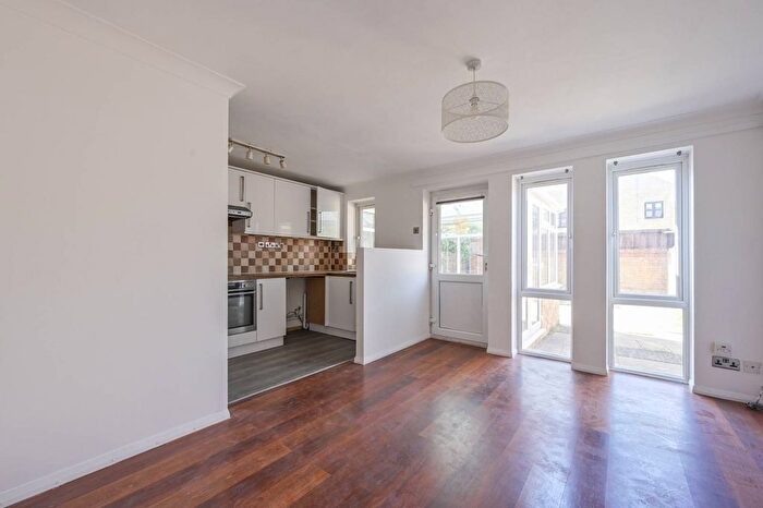 3 Bedroom Property For Sale In Lime Close, Wapping, London, E1W