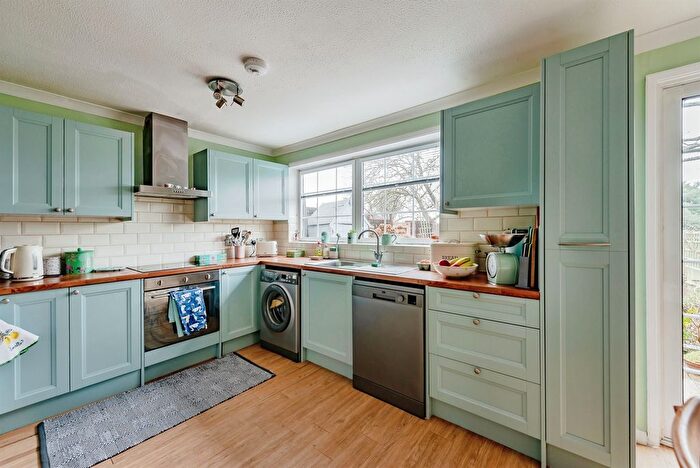3 Bedroom End Of Terrace House For Sale In Kingsley Road, Crawley, RH11