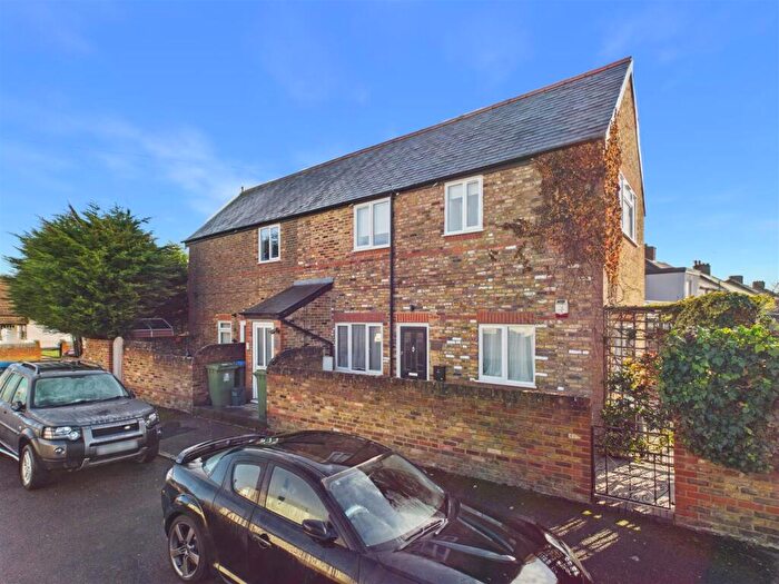1 Bedroom Maisonette For Sale In Pembroke Avenue, Hersham, Walton-On-Thames, KT12