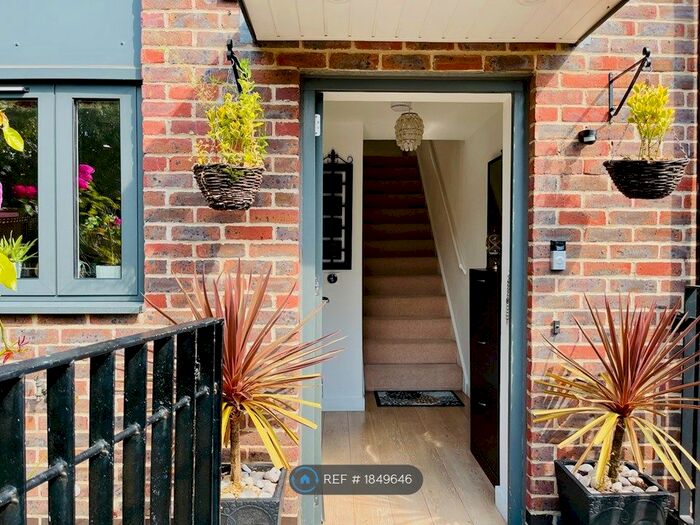 3 Bedroom Terraced House To Rent In Pear Tree Lane, Rainham, RM13