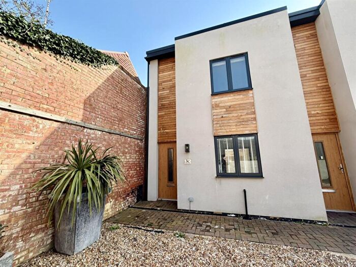 3 Bedroom Town House For Sale In Phoenix Mews, Seaford, BN25