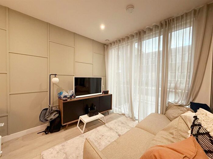 4 Bedroom House To Rent In Springpark Drive, Woodberry Down, N4