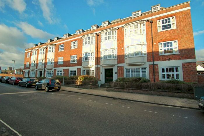 2 Bedroom Flat To Rent In Swan Street, Petersfield, GU32