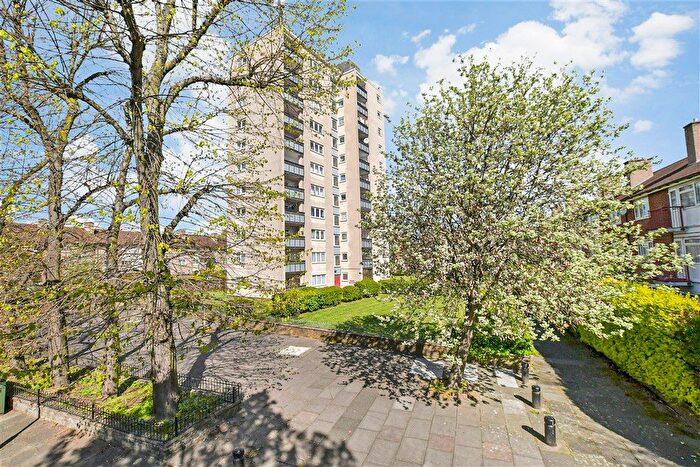 2 Bedroom Flat For Sale In Windsor Road, Ilford, E7