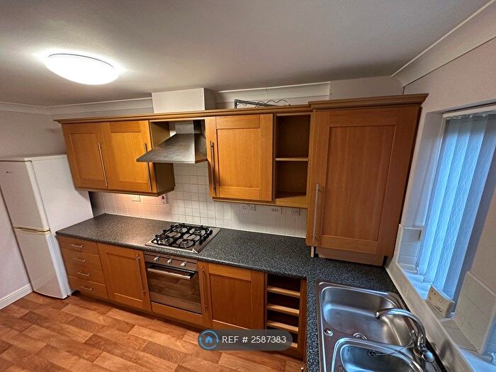 2 Bedroom Flat To Rent In Fielding Court, Morley, Leeds, LS27