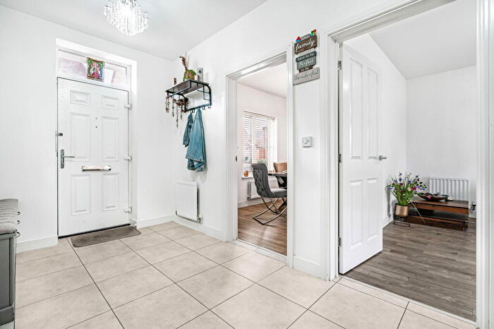 4 Bedroom Detached House For Sale In Bourton Road, Banbury, OX16