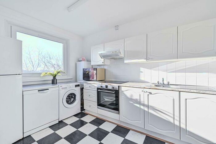 2 Bedroom Flat To Rent In Landmark Heights, Hackney, London, E5