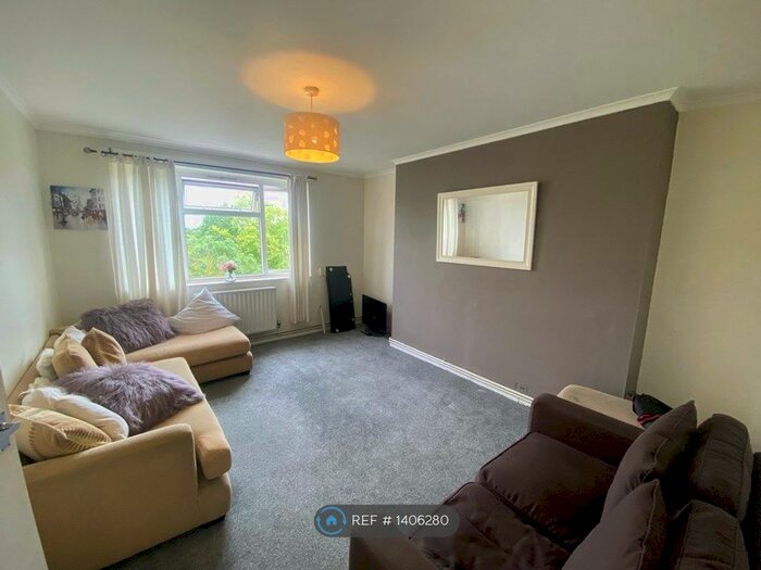2 Bedroom Flat To Rent In Whitecliff House, London, SW18