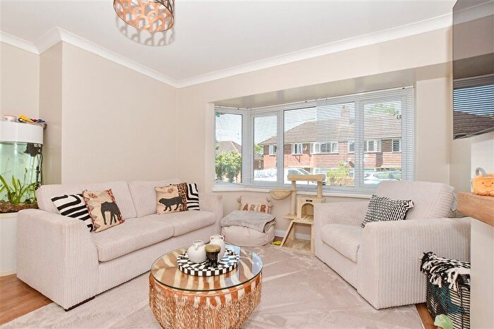 2 Bedroom Maisonette For Sale In Repton Manor Road, Ashford, Kent, TN23