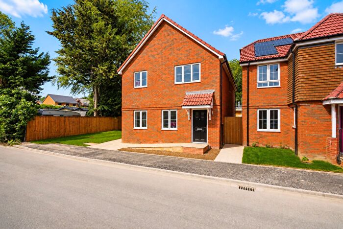 2 Bedroom Flat For Sale In Orchard Drive, Park Street, AL2