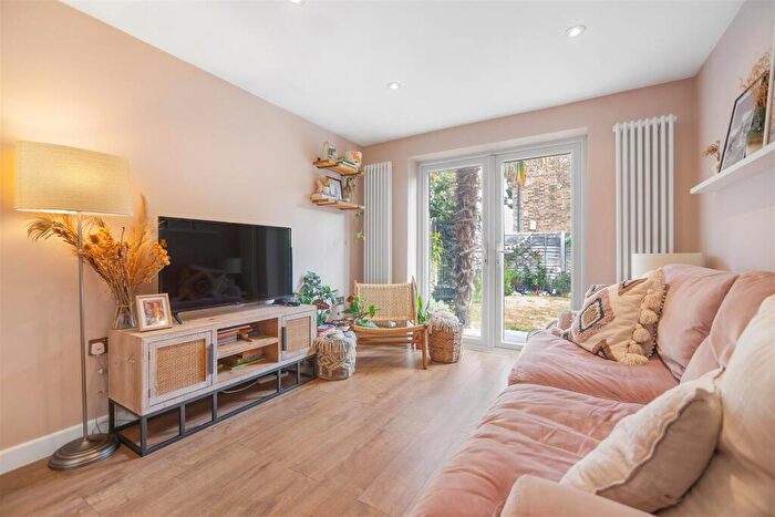2 Bedroom Flat For Sale In Stanger Road, South Norwood, London, SE25