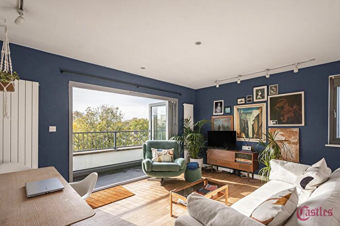 2 Bedroom Flat For Sale In Bridge Mews, Dalston Lane, London, E8