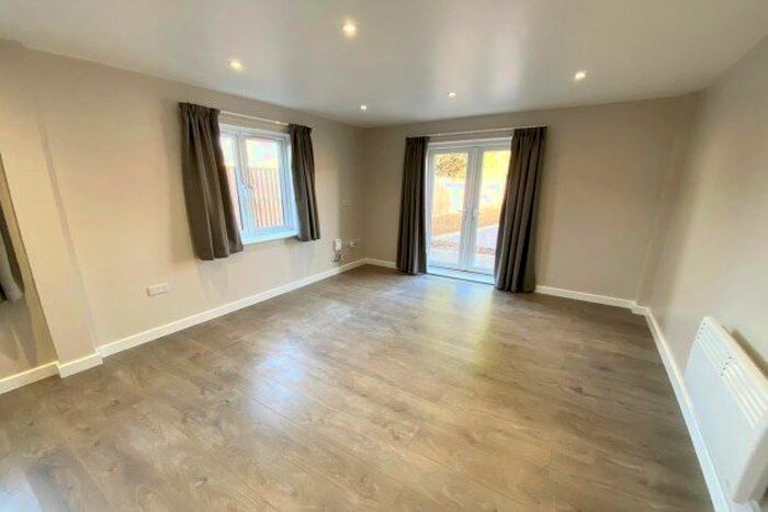 3 Bedroom Flat To Rent In Block E Danelaw Court, Hinckley LE10