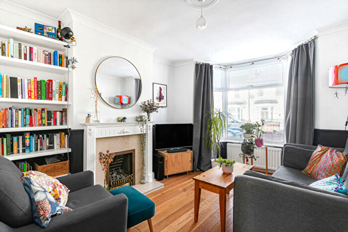 2 Bedroom End Of Terrace House For Sale In Pawsons Road, Croydon, CR0