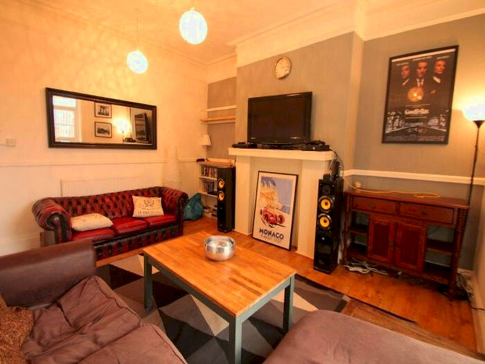 6 Bedroom House To Rent In Hyde Park Road, Leeds, LS6