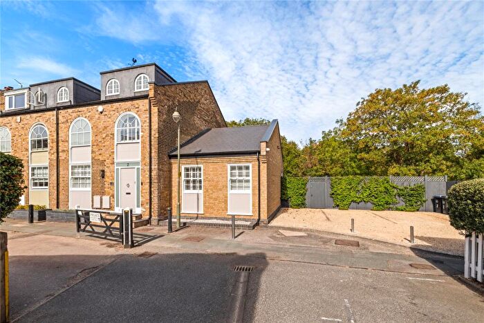 4 Bedroom End Of Terrace House For Sale In Church Walk, Weybridge, KT13