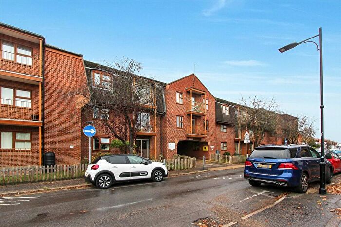1 Bedroom Apartment For Sale In Chalkwell Park Drive, Leigh-on-Sea, Essex, SS9