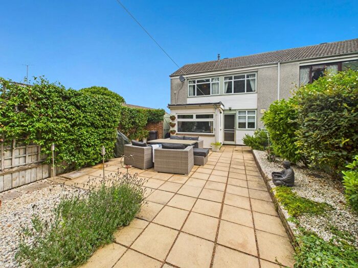 3 Bedroom End Of Terrace House For Sale In Wood Close, Windsor, Berkshire, SL4