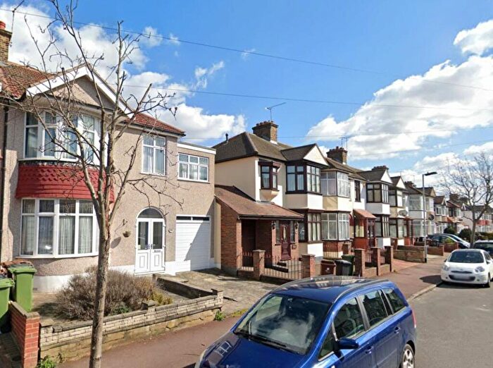 Apartment To Rent In Beccles Drive, Barking, Essex, IG11