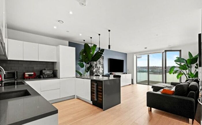2 Bedroom Flat To Rent In Cable Street, Canary Wharf, E16