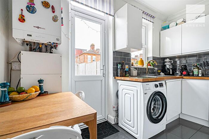 2 Bedroom Flat For Sale In Diana Road, London, E17