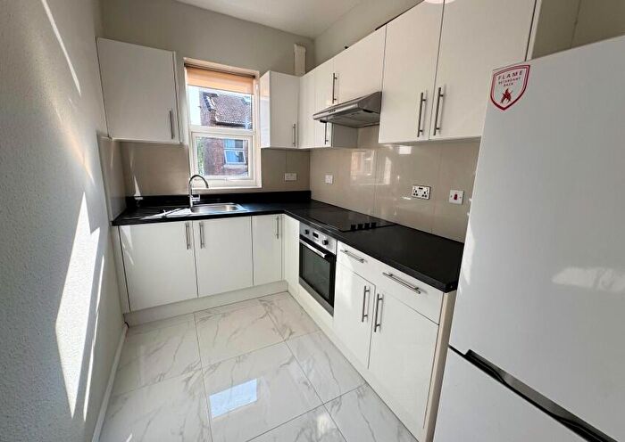 2 Bedroom Flat To Rent In Long Lane, Finchley, N3