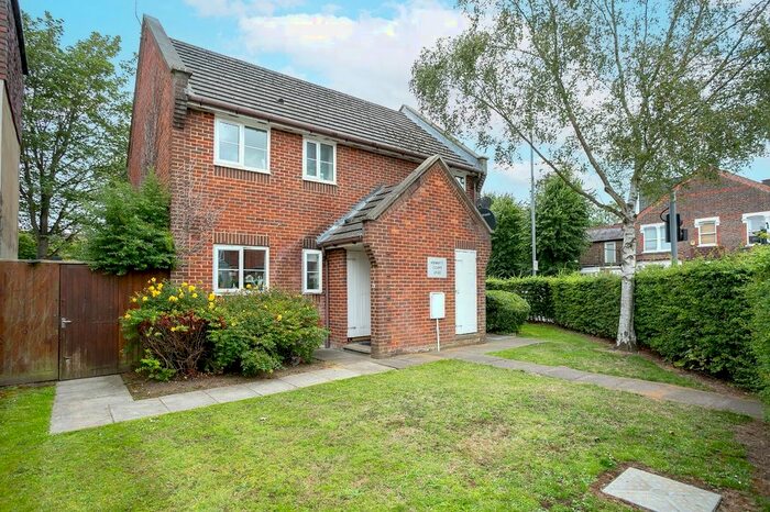 2 Bedroom Maisonette To Rent In Whippendell Road, Watford, Hertfordshire, WD18