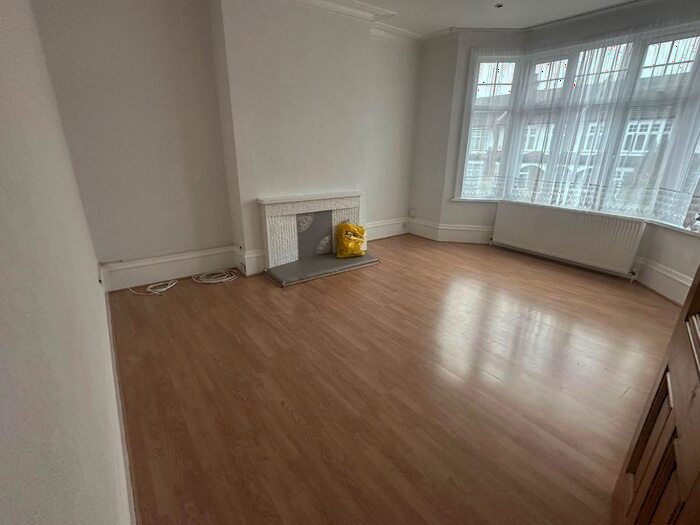 2 Bedroom Flat To Rent In Caversham Avenue, London, N13