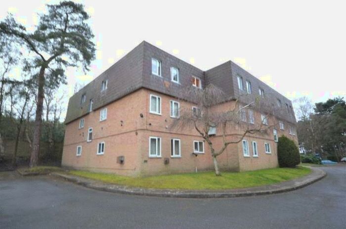 1 Bedroom Apartment To Rent In Woodlands Court, Owlsmoor, Sandhurst, Berkshire, GU47