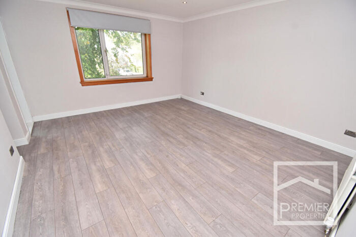 3 Bedroom Flat To Rent In Cairnhill Circus, Glasgow, G52