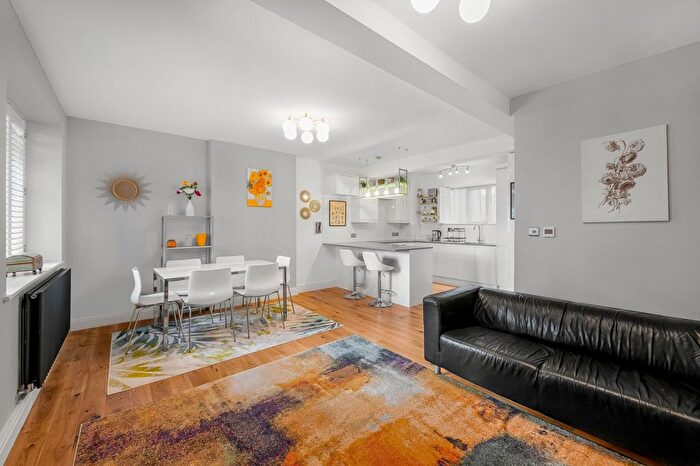 2 Bedroom Flat For Sale In Ormonde Court, Upper Richmond Road, SW15