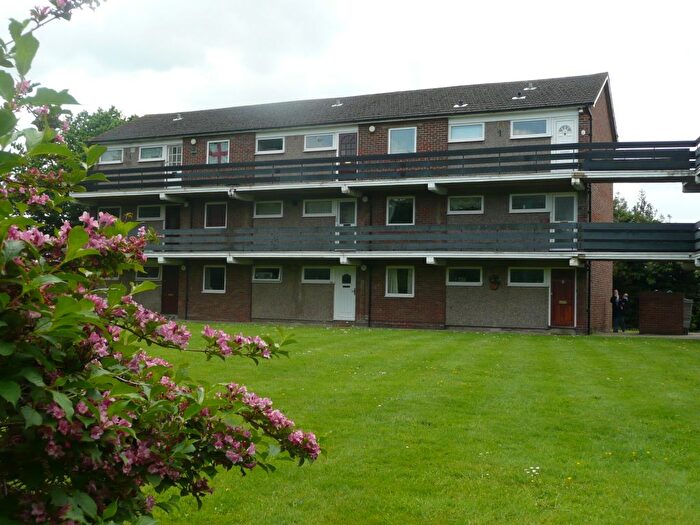 2 Bedroom Flat To Rent In New Court, Addlestone, KT15