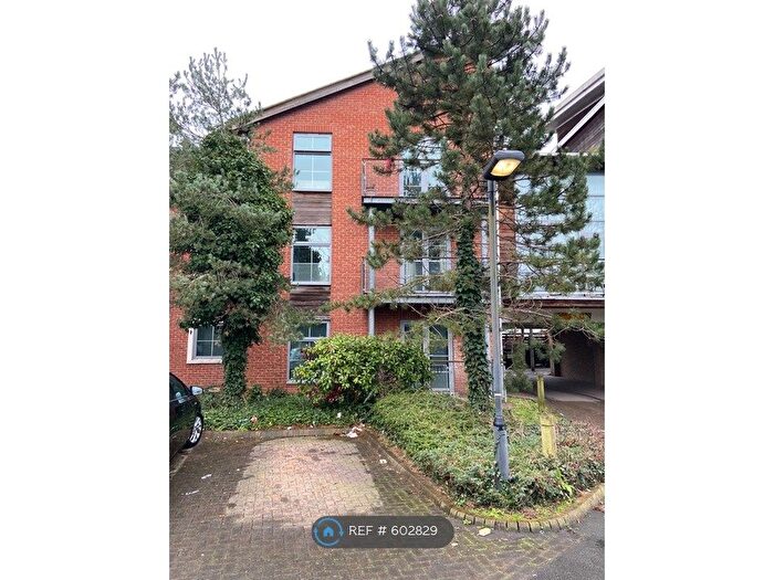 2 Bedroom Flat To Rent In Windmill Road, Slough, SL1