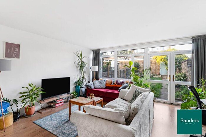 3 Bedroom End Of Terrace House For Sale In Arundel Grove, Islington, London, N16